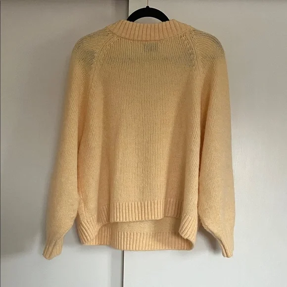 XLP | GAP Women's V-Neck Sweater in light yellow - Picture 5 of 7